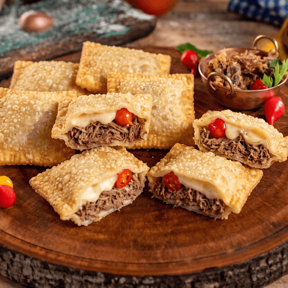 Mini pastéis de carne seca fritos, dourados e crocantes